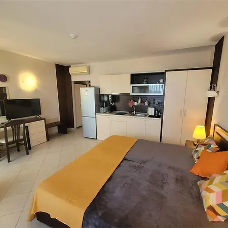 Апартамент Sea Breeze - First Line Sea View Golden Sands *